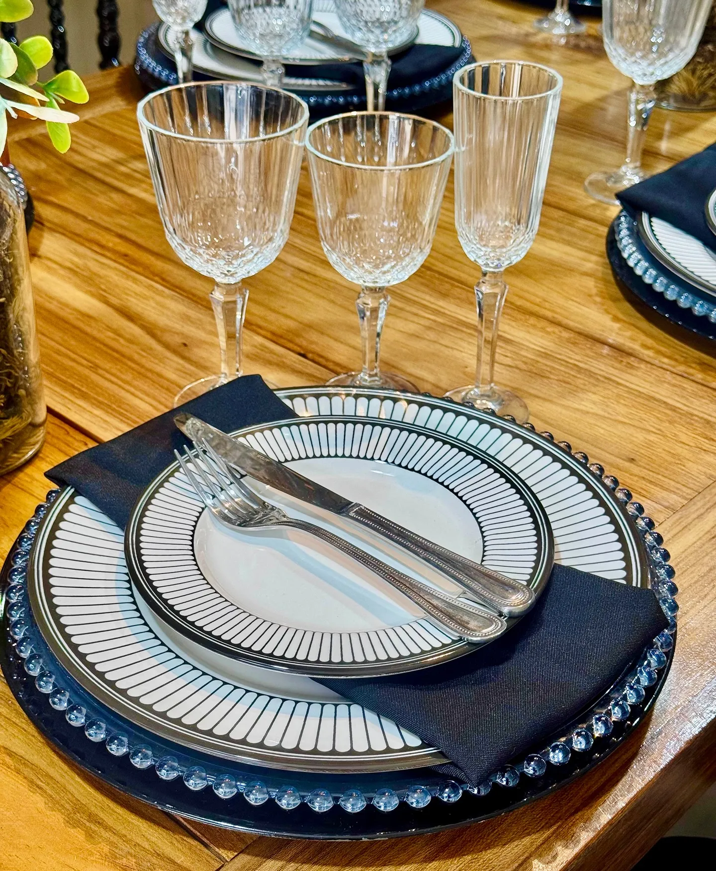 Mesa posta azul-marinho com pratos listrados