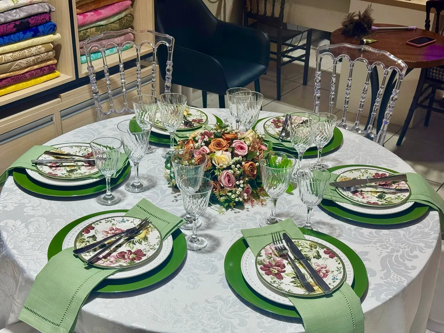 Mesa verde floral montada no showroom