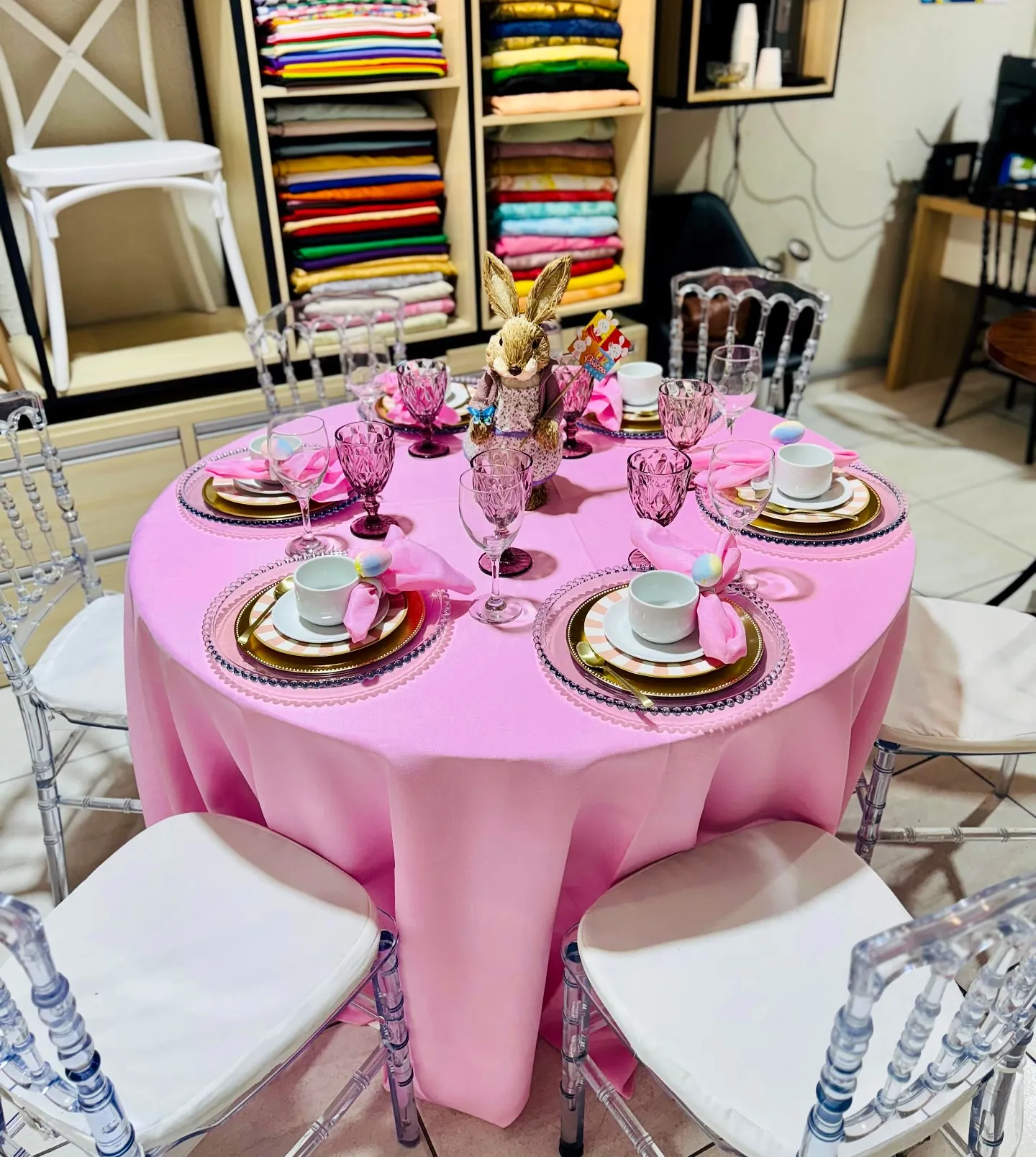 Showroom com mesa posta temática e cadeiras Tiffany